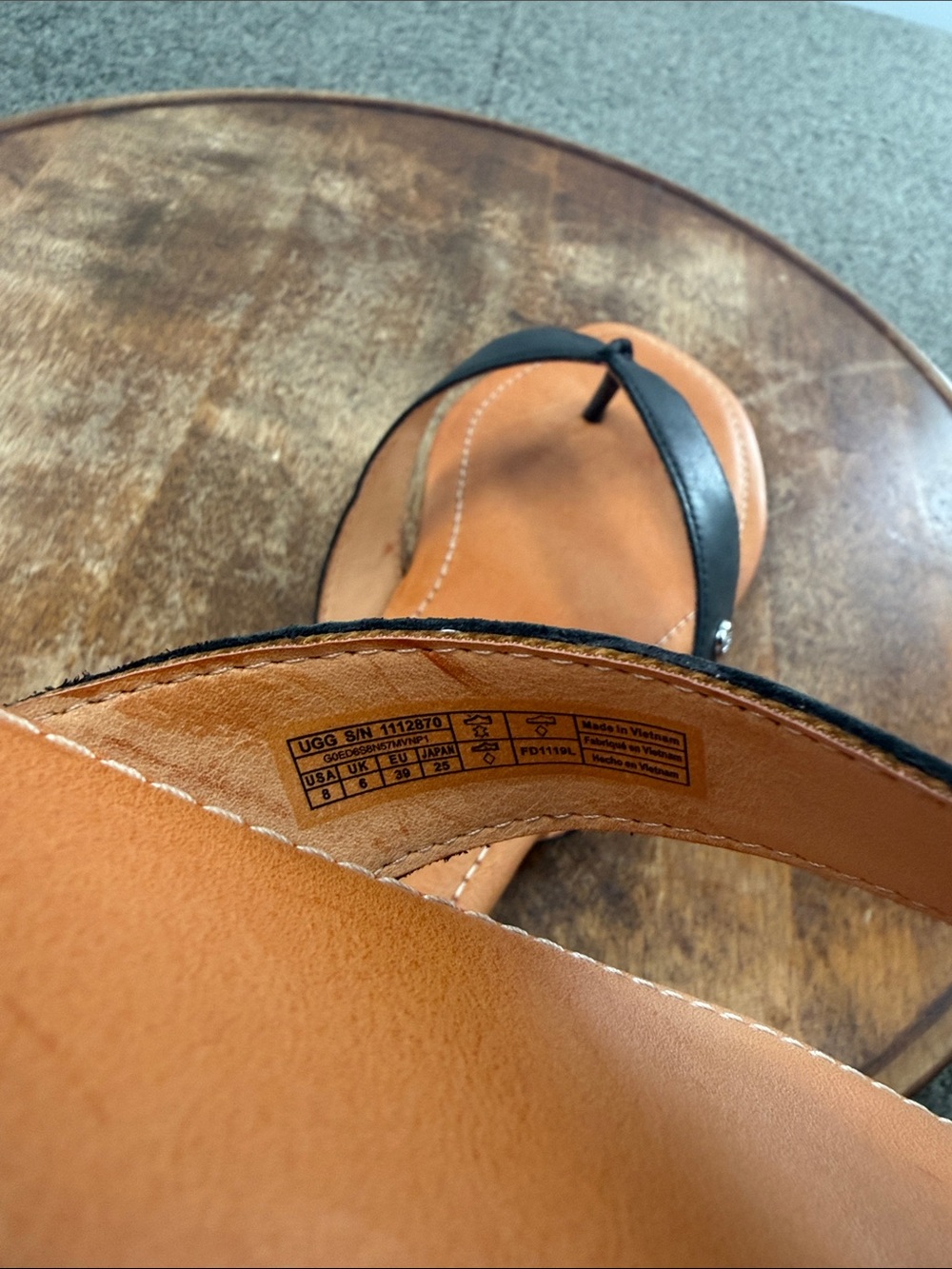 UGG Sandals Wm 8 Carey Black Leather Thong Flip Flops Summer Vacation - Picture 10 of 12
